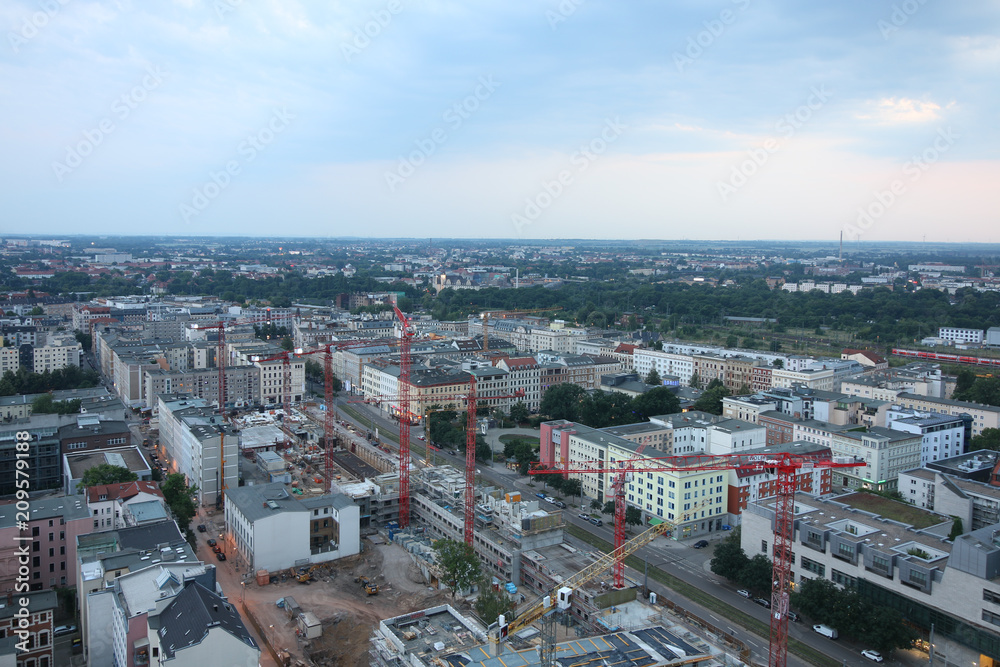 Blick auf eine Großbaustelle in Magdeburg, vom Dom aus gesehen