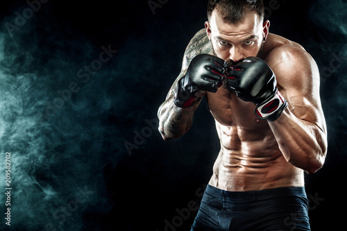 Bokser sportowca walczący na czarnym tle Kopiuj przestrzeń Koncepcja sportu bokserskiego