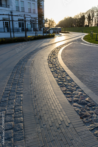 Kopfsteinplasterstraße zum Sonnenuntergang photo