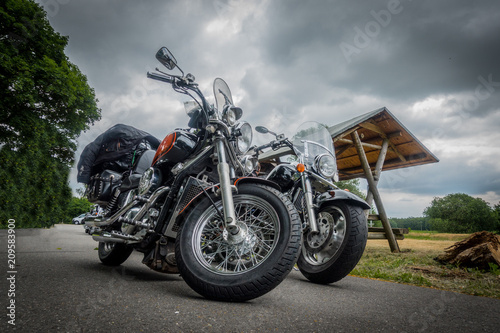 Motorräder vor dramatischem Himmel © karegg
