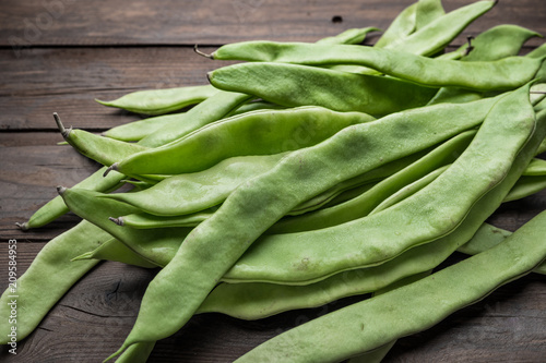 Fotografie A pile of fresh green beans on table