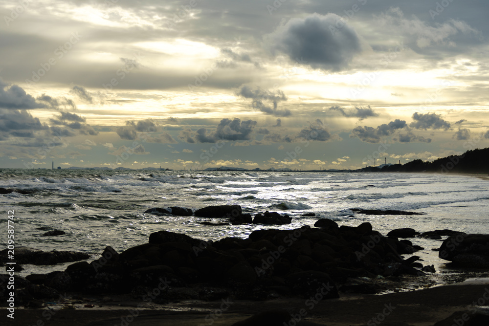 Fototapeta premium The sea in the sunset is very beautiful