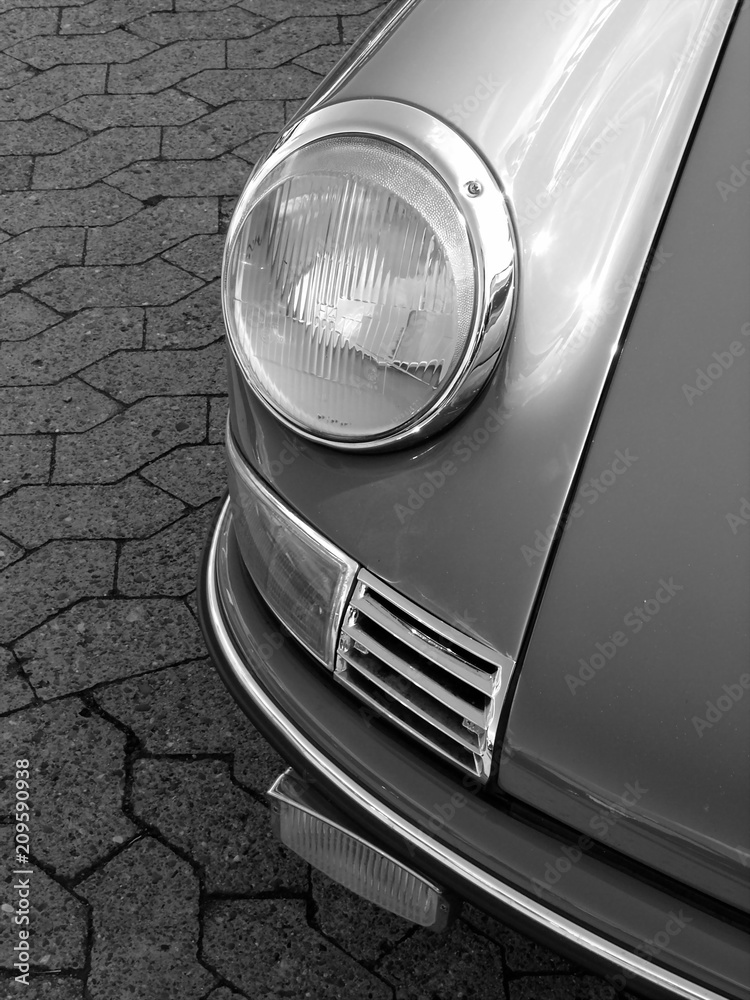 Fototapeta Scheinwerfer mit Chromring eines deutschen Sportwagen der Sechzigerjahre und Sie