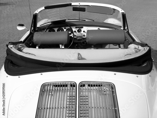 Photography Weißes offenes Sportwagen Cabriolet der Fünfzigerjahre und Sechzigerjahre im Son