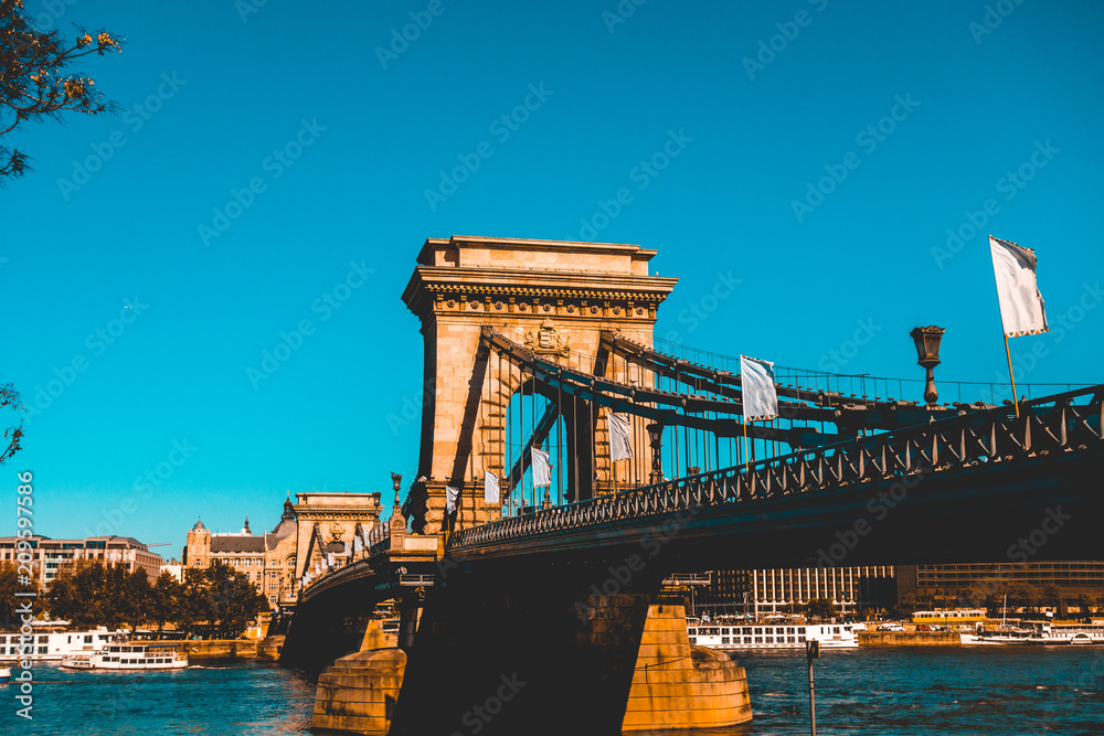 Obraz premium beautiful chain bridge in the heart of budapest