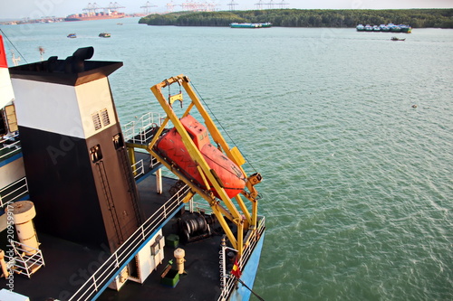 Выгрузка судна  в порту Сайгон, Вьетнам, река Меконг
 
