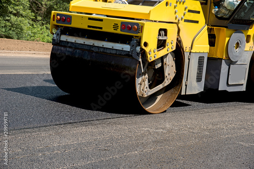 Obraz na płótnie large heavy skate ramming a new asphalt in the lane of the road. Close-up w salonie