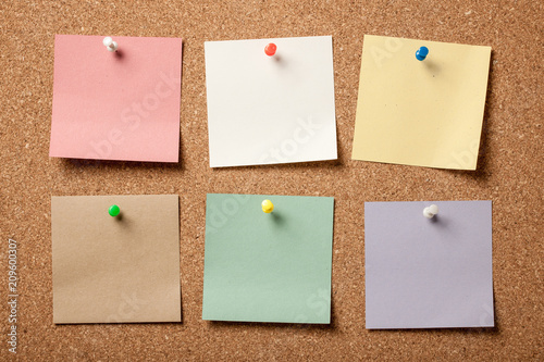 Fotomurale Colorful blank sticky notes on cork board