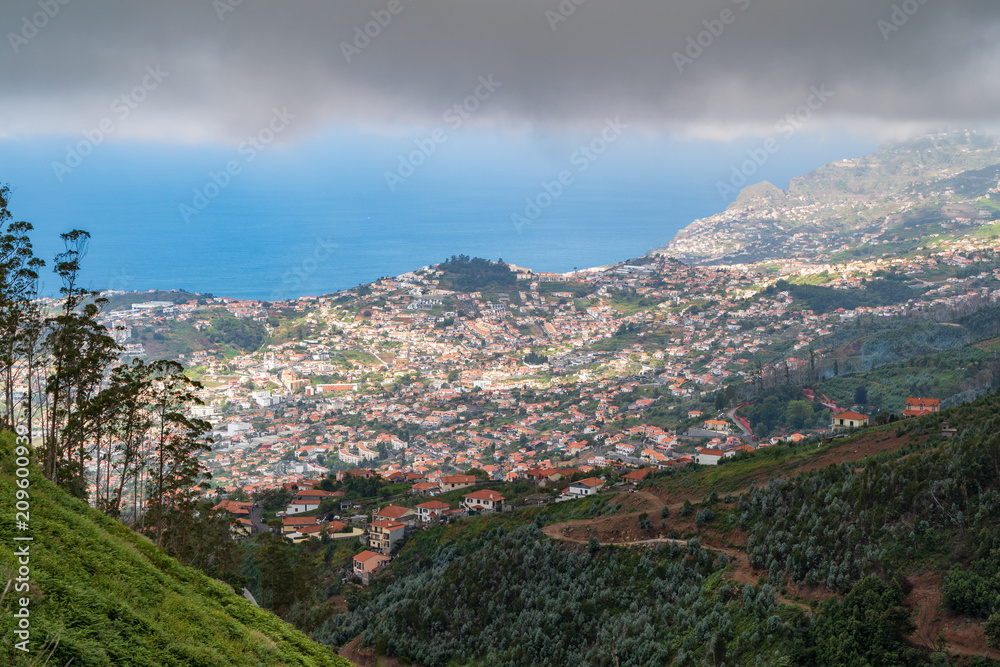 Panorama der Stadt Funchal auf Madeira mit Woken