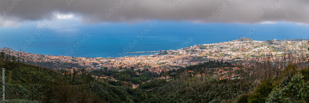 Panorama der Stadt Funchal auf Madeira mit Woken Panorama der Stadt Funchal auf Madeira mit Woken
