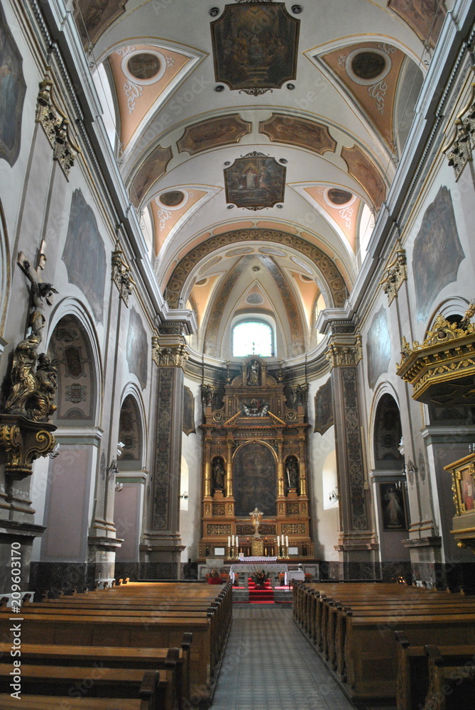 Wnętrze barokowego kościoła