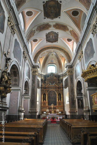 Wnętrze barokowego kościoła