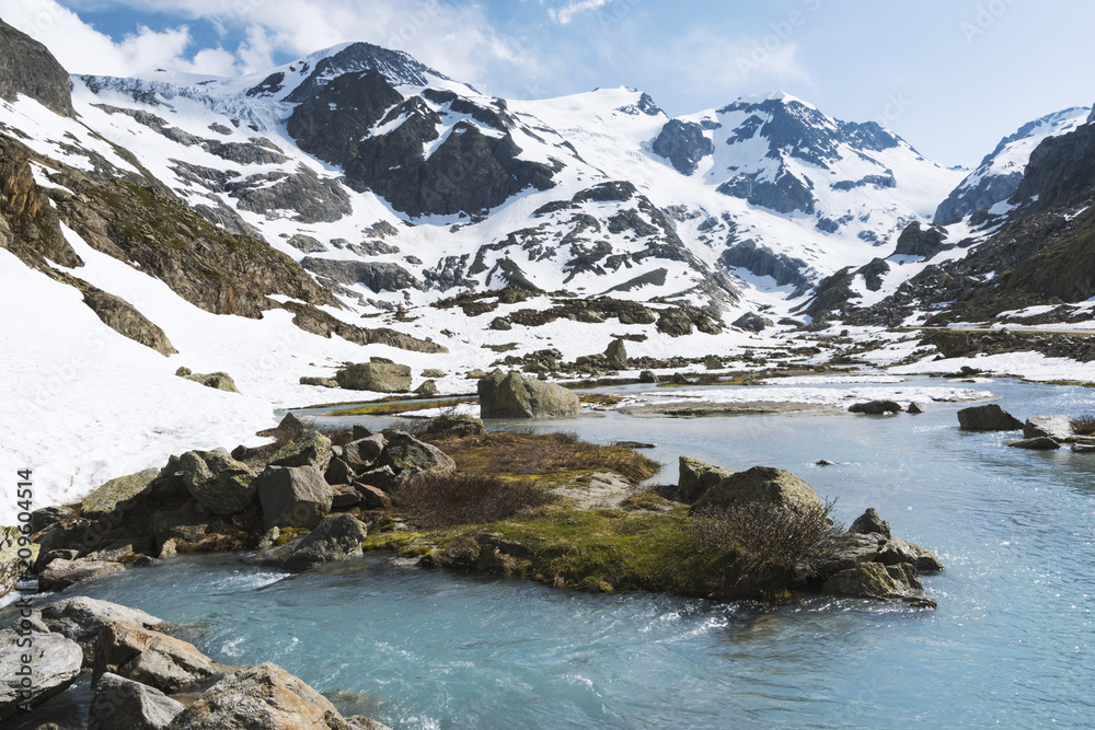 Alpenlandschaft Bergfrühling Schweiz - Sustenpass Steingletscher Wasser Landschaft mit Schneeberge im Hintergrund