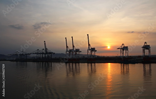 Контейнерный терминал и контейнеровоз на реке Меконг, порт Сайгон, Вьетнам

