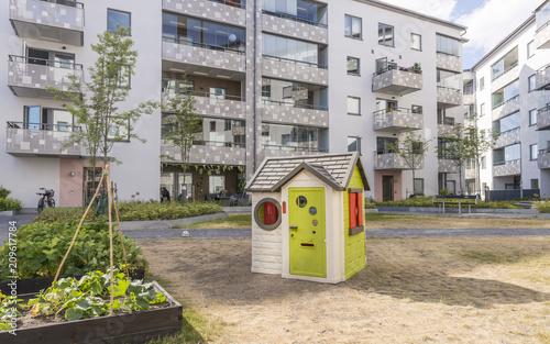 Fotografie Trevlig innergård vid ett nyproducerad och moderna bostadshus i Årsta r