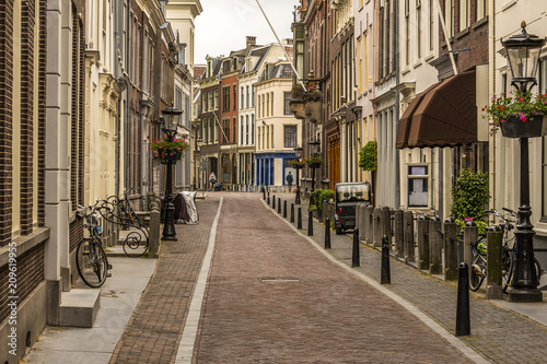 Fototapeta Naklejka Na Ścianę i Meble -  Typical street in the center of the city of Utrecht. netherlands