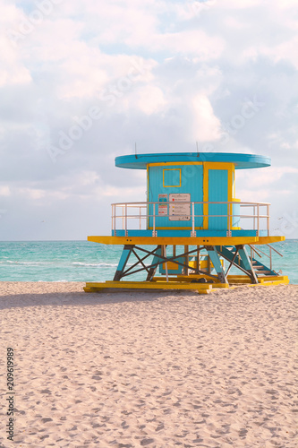 Lifeguard Tower in Miami © Iluros