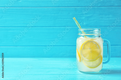 Photo Natural lemonade in mason jar on wooden table