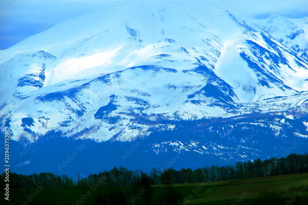 北海道、美瑛町、残雪残る十勝岳連峰の風景