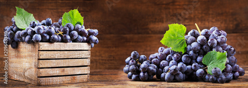 Canvas-taulu fresh grape  in a wooden box