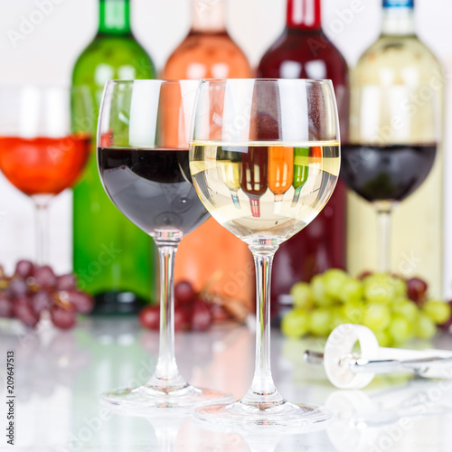 Wein Weißwein im Glas Weintrauben Trauben Quadrat