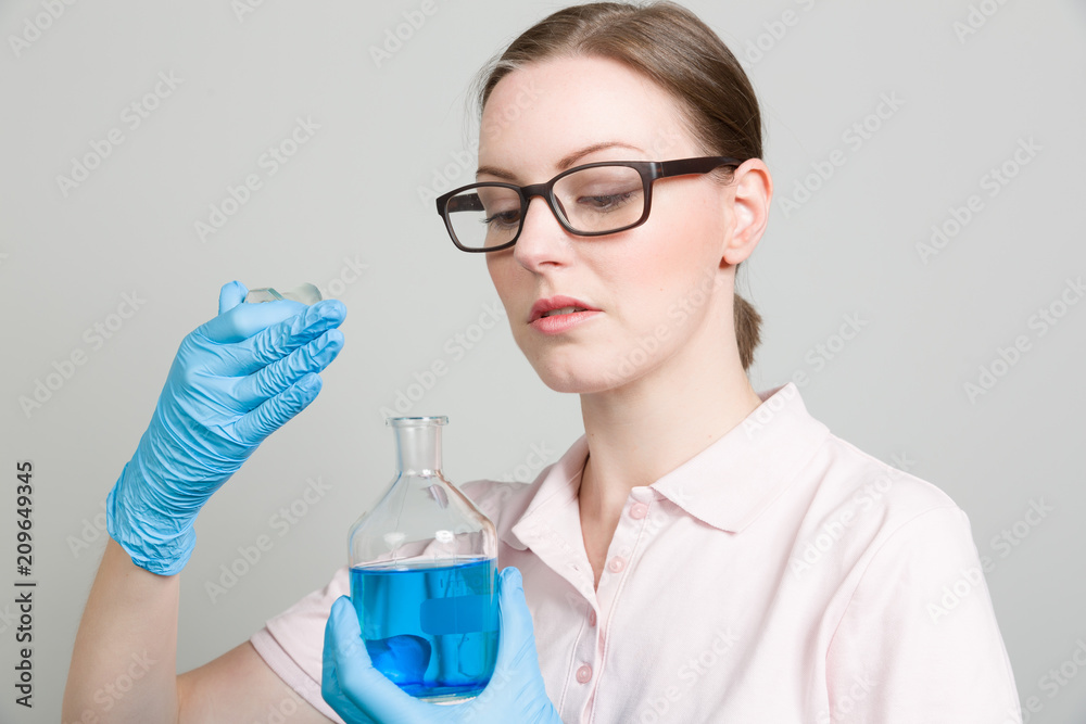 Chemikerin macht Geruchsprobe Chemikerin macht Geruchsprobe