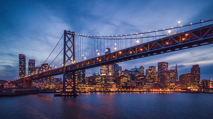 Papier peint photo Des ponts San Francisco et Bay Bridge nocturne  © heyengel