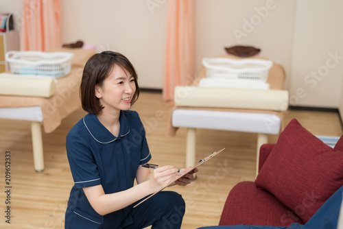 問診するナース服の女性