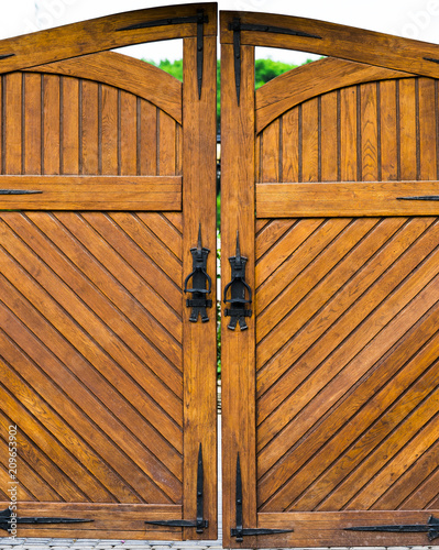 Obraz na plátně Part of a wooden gate with a metal ring handle