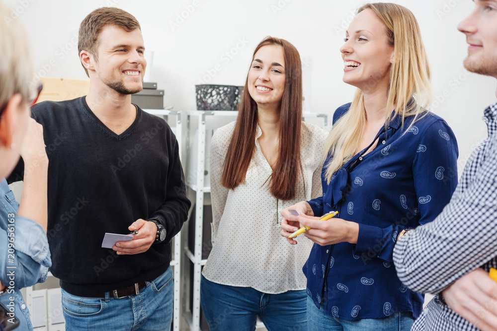 © contrastwerkstatt - motiviertes team steht im büro und bespricht ideen © contrastwerkstatt - motiviertes team steht im büro und bespricht ideen