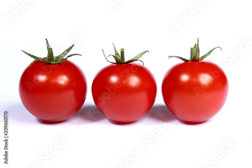 3 tomates rouges
