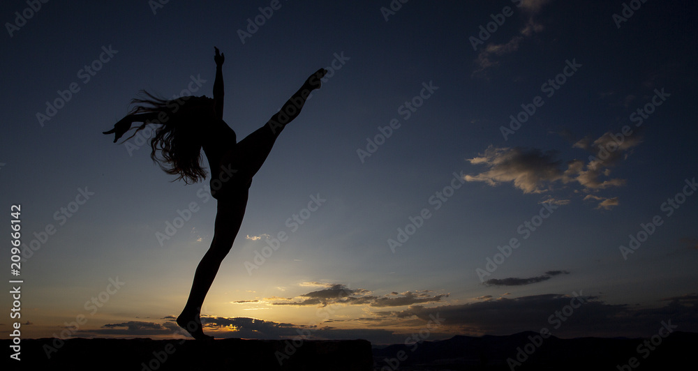 sesión de fotografía a una bailarina profesional de danza contemporánea, en un torreón árabe abandonado en Granada, España