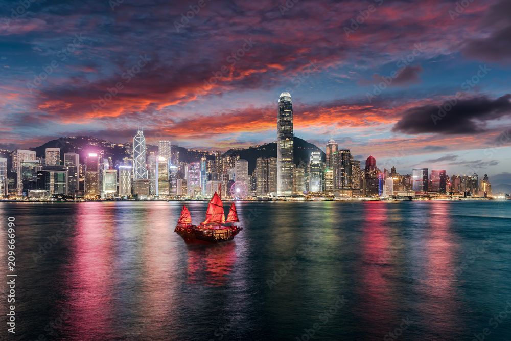 Die beleuchtete Skyline von Hong Kong und der Victoria Harbour am Abend nach Sonnenuntergang - obrazy, fototapety, plakaty 