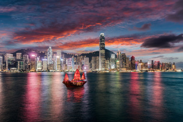 Papier peint photo Hong Kong Port Victoria au crépuscule lumineux  © moofushi