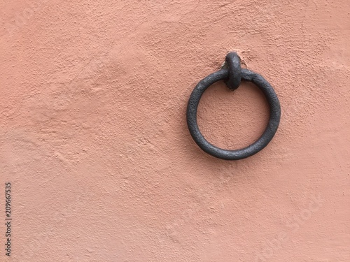 anello antico nel muro