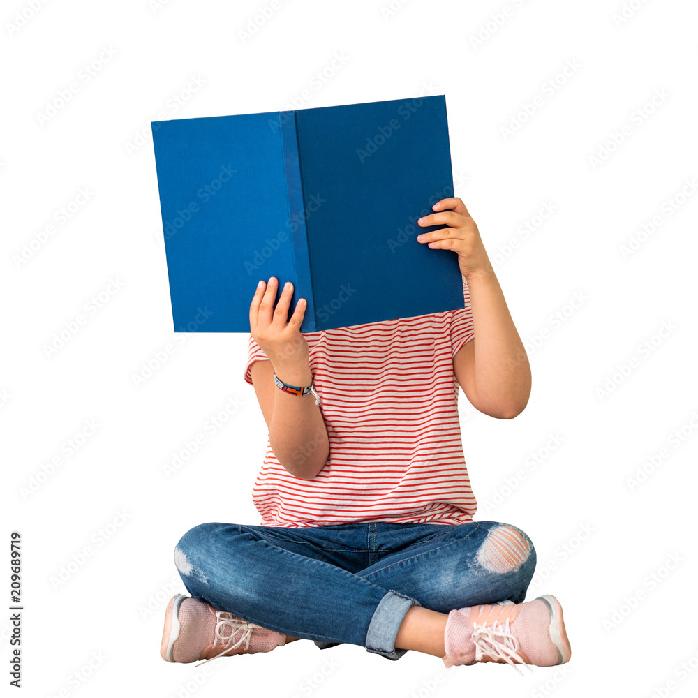 Fototapeta premium Mädchen sitzt im Schneidersitz und liest in einem großen blauen Buch, dessen Cover mit einem Text versehen werden kann