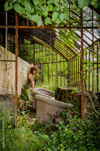 Femme dans les ruines des bâtiments du Moulin sur Cance près d'Annonay photo