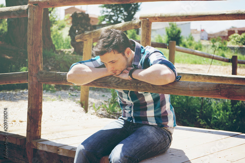 Hombre joven pasando un día de verano caluroso al air elibre 