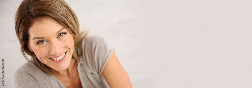 Naklejka premium Portret uśmiechnięta w średnim wieku kobieta, szablon
