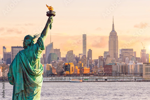 Obraz na płótnie Statue Liberty and  New York city skyline at sunset