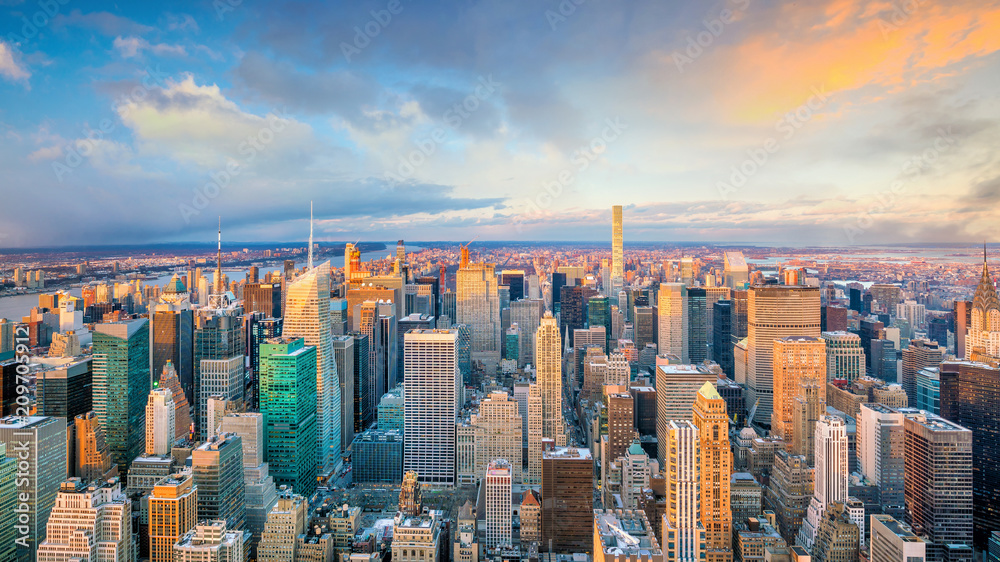 Aerial view of Manhattan skyline at sunset, New York City - obrazy, fototapety, plakaty 