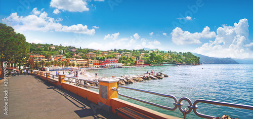 Fotografi beautiful view of the sea embankment with yachts, rocky coast in the city of San