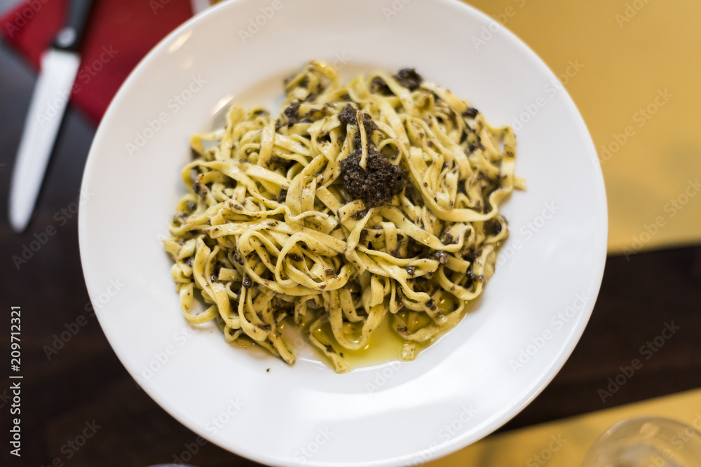 linguine with sauce and truffle, Tuscan cuisinelinguine with sauce and truffle, Tuscan cuisine