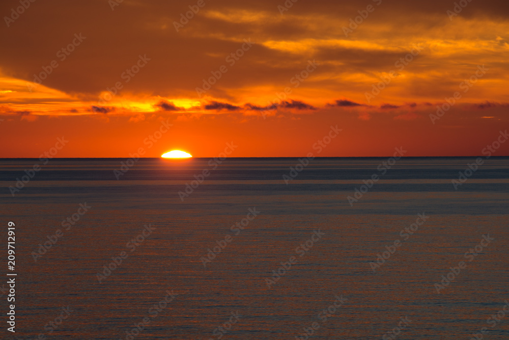 Fototapeta premium 静かな海に沈む夕日