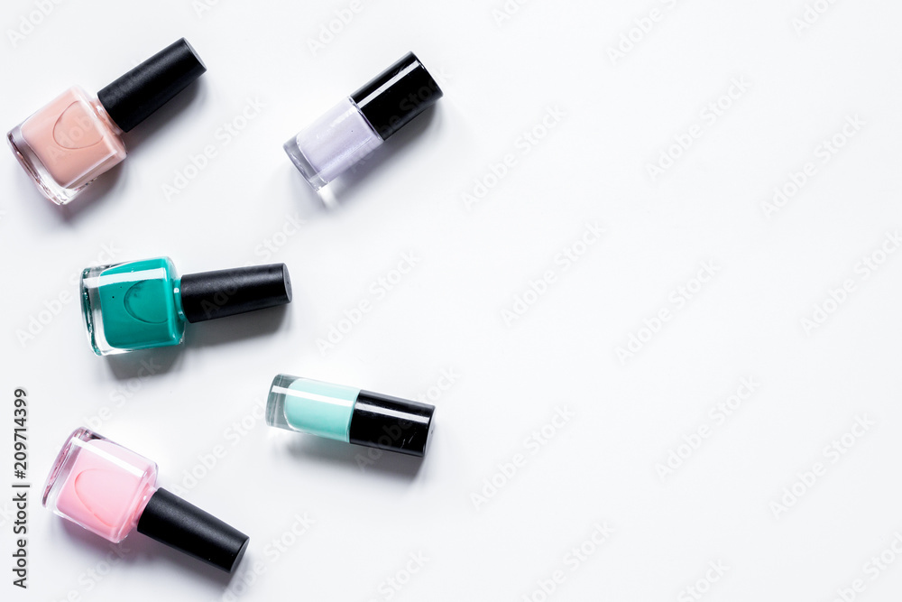 Obraz premium collection of nail polish on white desk background top view mock