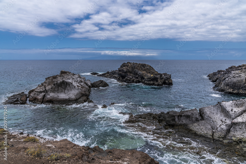 Steilküste auf Teneriffa mit Gesteinsbrocken im Meer