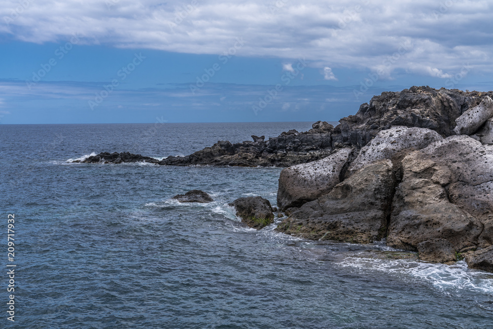 Küste mit Felsformationen im Atlantik auf Teneriffa Küste mit Felsformationen im Atlantik auf Teneriffa