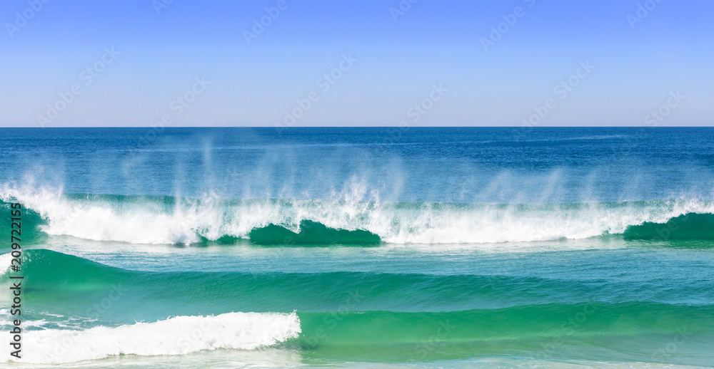 Praia com ondas