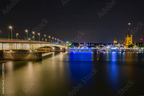 Deutzer Br  cke Panorama in K  ln mit dem Fischmarkt under Gro   St. Martinskirche im Hintergrund