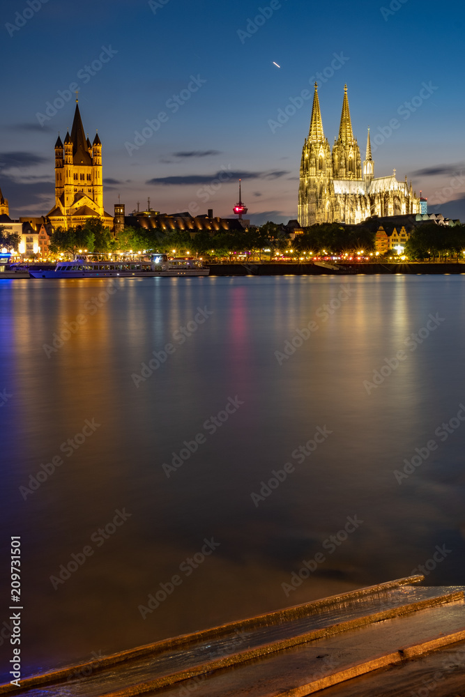 Kölner Dom - Panorama mit der Hohenzollernbrücke bei Nacht und blauer Stunde Kölner Dom - Panorama mit der Hohenzollernbrücke bei Nacht und blauer Stunde